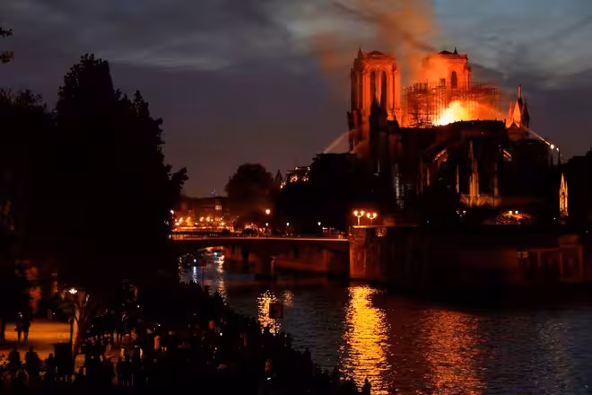 Notre Dame brucia