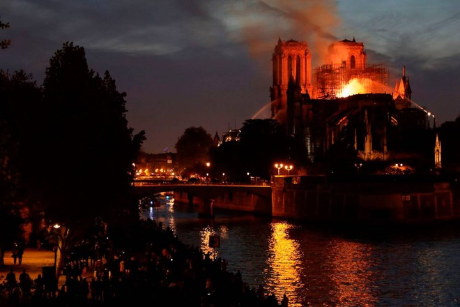 Notre Dame brucia