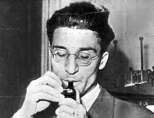 ritratto di Cesare Pavese, una delle sue piu' celebri immagini, mentre fuma la pipa ritratto di Cesare Pavese, una delle sue piu' celebri immagini, mentre fuma la pipa
